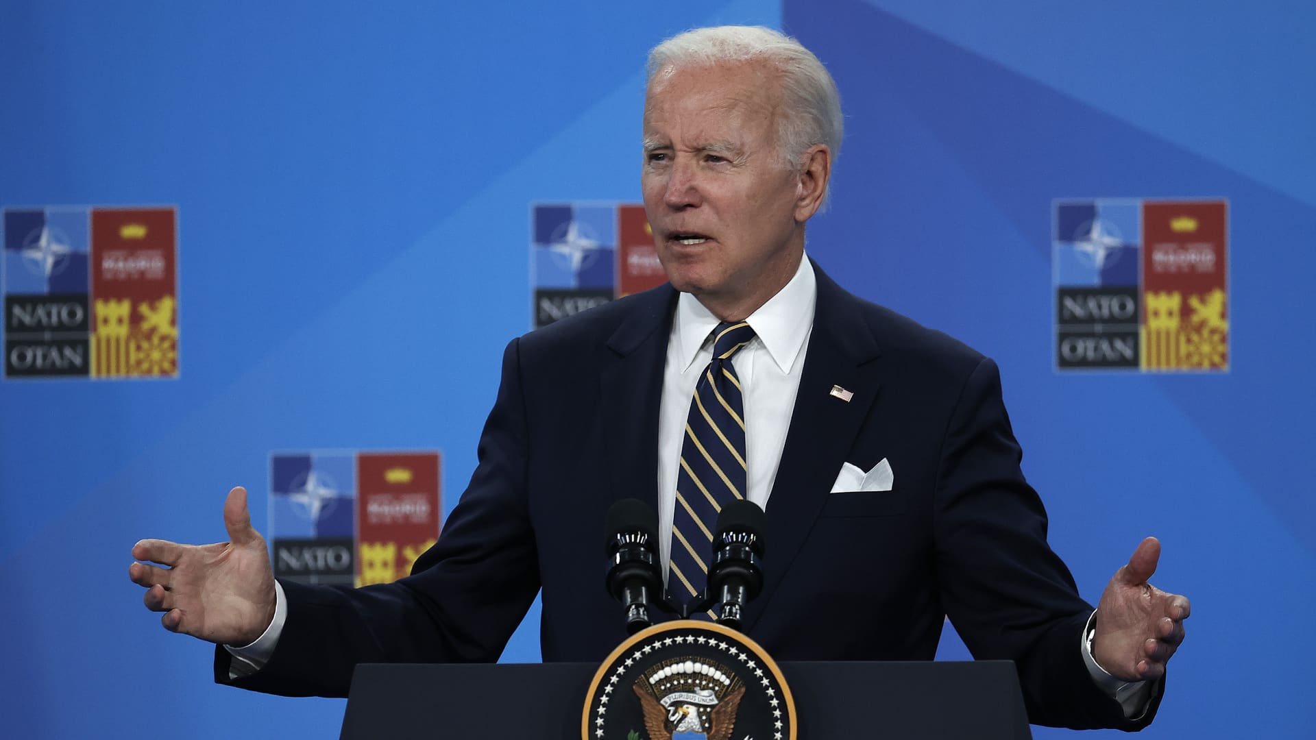 You are currently viewing Biden calls on Congress to ease Senate rules to codify Roe v. Wade