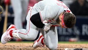 Read more about the article Bryce Harper breaks thumb in Phillies’ 4-2 win over Padres