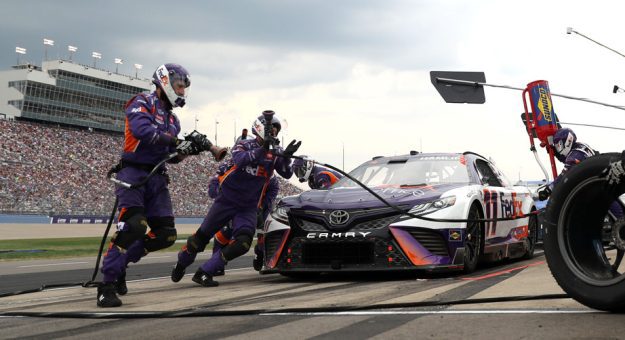 You are currently viewing Fortunes turn on final caution flag, varying pit-stop decisions