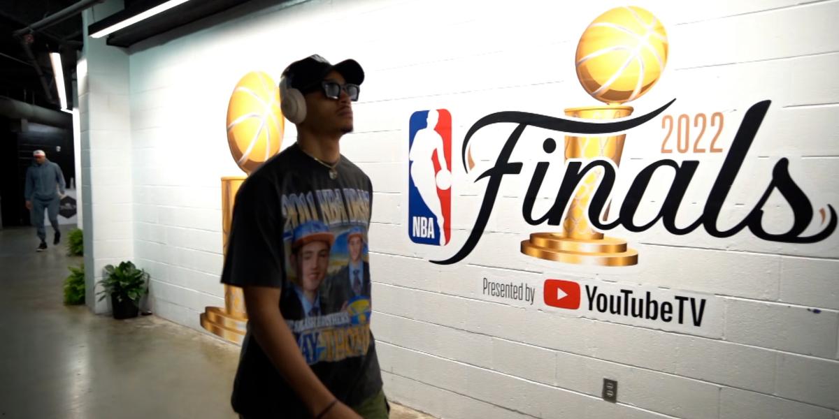 You are currently viewing Jordan Poole celebrates Game 6 Klay Thompson with epic 2011 NBA Draft shirt