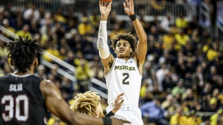 Read more about the article Jordan Poole hits buzzer-beater during game five of NBA Finals