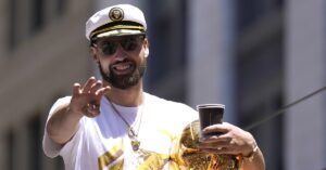 Read more about the article Klay Thompson lost his ring, danced, and ran over a fan at Warriors parade