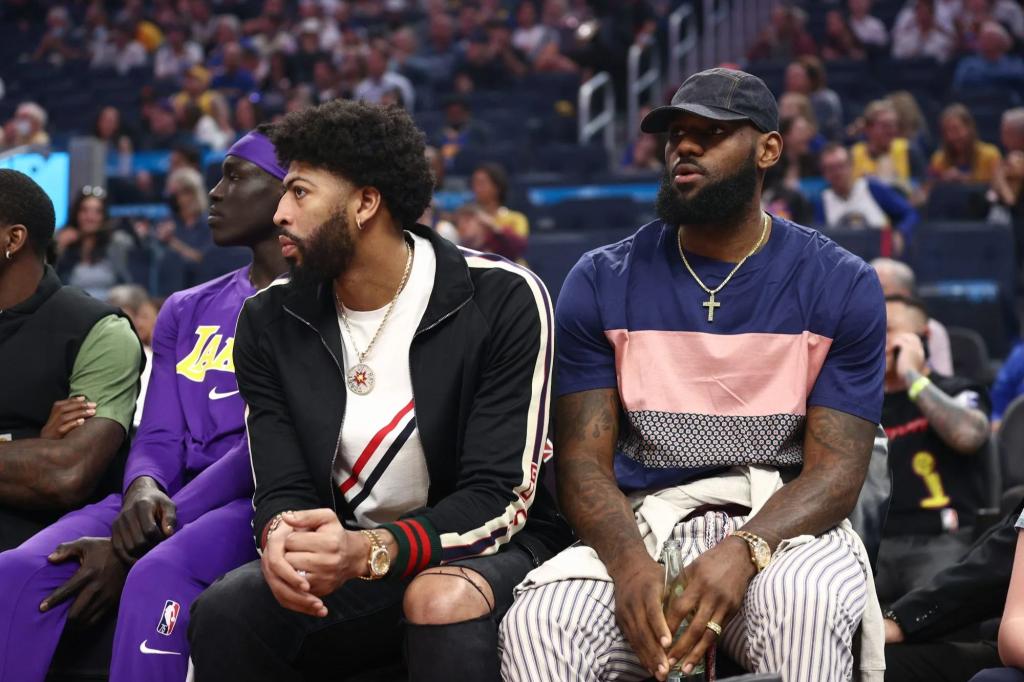 You are currently viewing LeBron James defends Anthony Davis in Instagram post