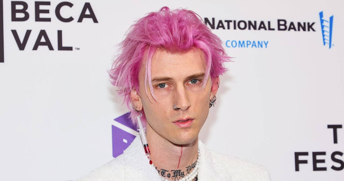 You are currently viewing Machine Gun Kelly Talks Sobriety in New Hulu Doc