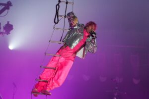 Read more about the article Machine Gun Kelly, rock’s most polarizing new superstar, commands huge N.J. concert: review