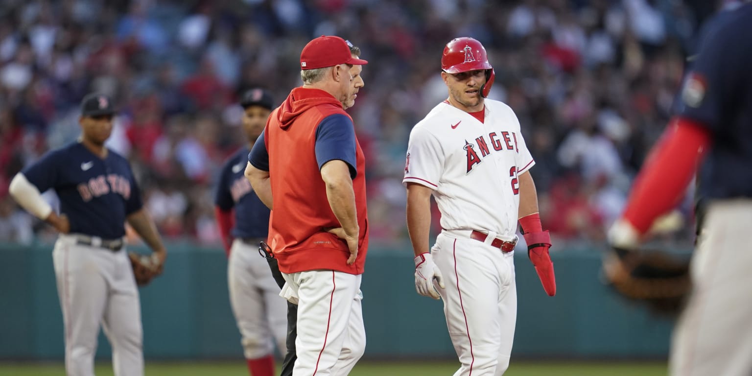 You are currently viewing Mike Trout leaves with injury against Red Sox