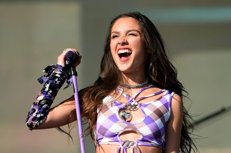 Read more about the article Olivia Rodrigo dedicates ‘F–k You’ performance to Supreme Court justices