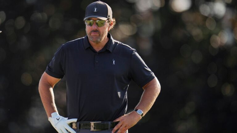 Read more about the article Phil Mickelson in jeopardy of missing cut at U.S. Open after carding 8-over 78 in 1st round