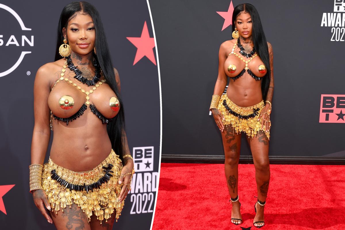 You are currently viewing See Summer Walker’s barely-there BET Awards 2022 red carpet outfit