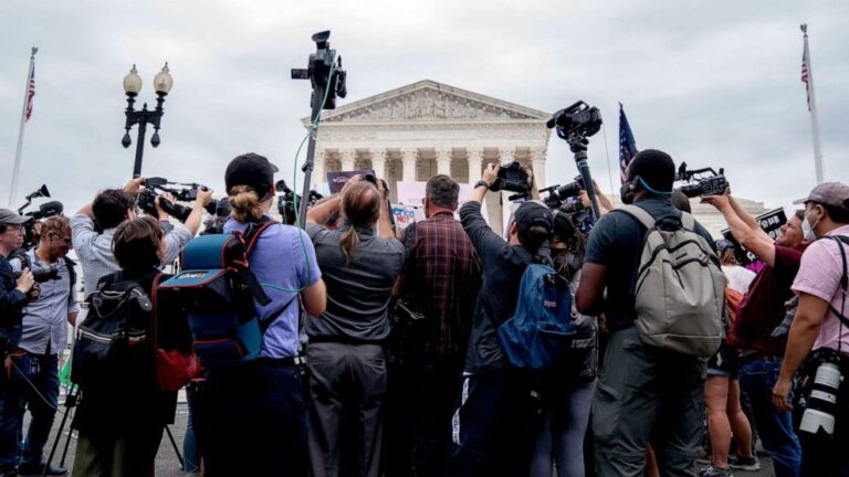 Read more about the article Supreme Court gun ruling sparks furor in New York, Washington
