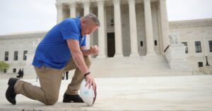 Read more about the article Supreme Court rules for former coach in public school prayer case