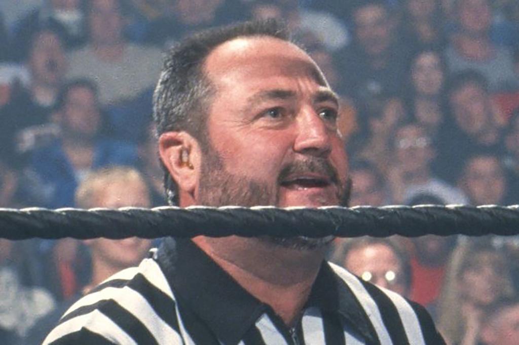 You are currently viewing Tim White, longtime WWE referee, dead at 68