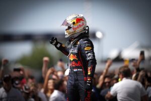 Read more about the article Verstappen holds off Sainz to win tense race