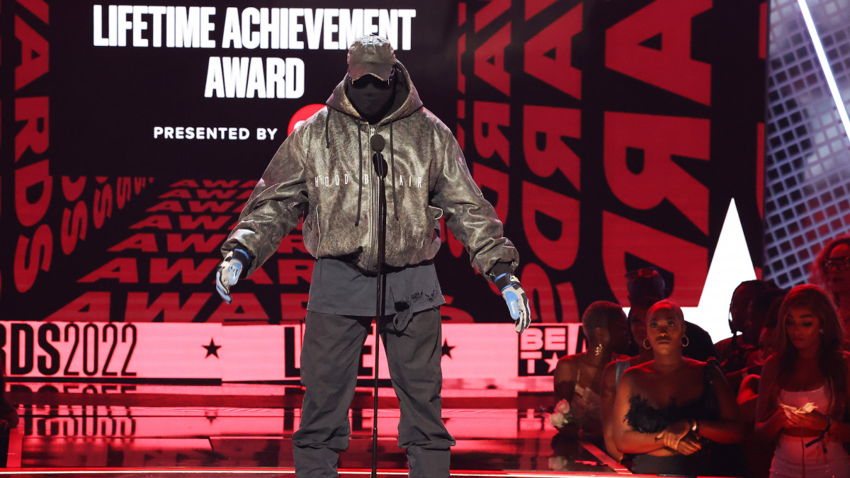 You are currently viewing Watch Kanye West Pay Tribute to Diddy at 2022 BET Awards