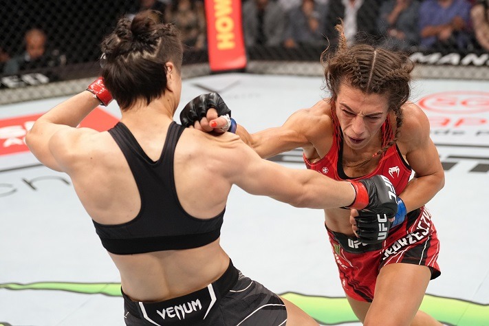 You are currently viewing Zhang Hits Spinning Back Fist KO, Jedrzejczyk Retires Following Thrilling Rematch