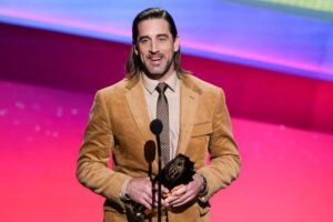 Read more about the article Aaron Rodgers arrives to training camp as Nicolas Cage from ‘Con Air’