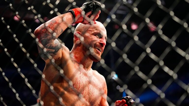 Read more about the article Alexander Volkanovski beats Max Holloway by unanimous decision to retain featherweight title at UFC 276