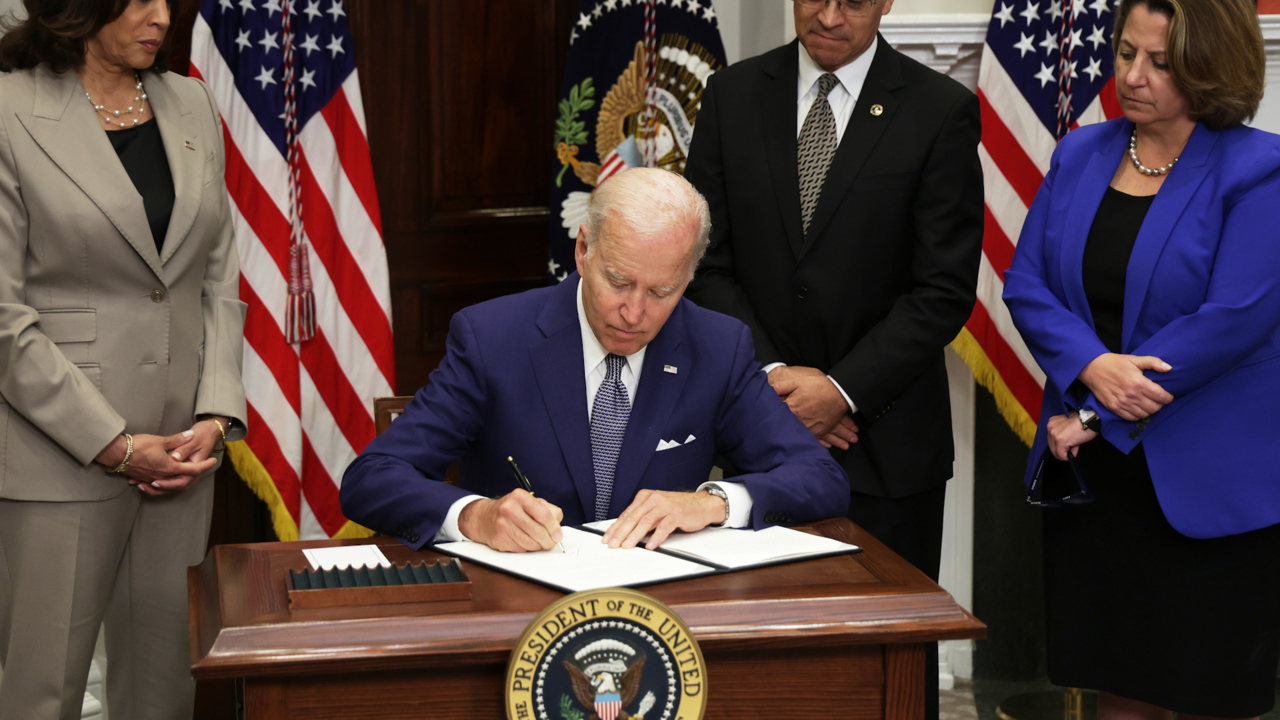 You are currently viewing Biden signs abortion rights executive order amid pressure