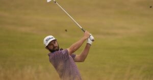 Read more about the article Cameron Young duels to the British Open finish, falling one stroke short