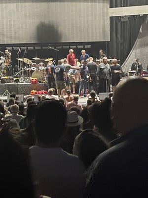 You are currently viewing Carlos Santana collapses onstage during concert at Pine Knob