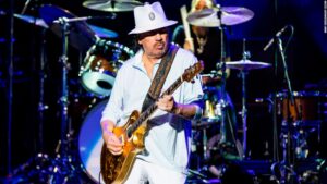 Read more about the article Carlos Santana suffered heat exhaustion during a Michigan concert