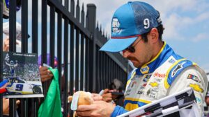 Read more about the article Chase Elliott won’t celebrate Pocono win after Denny Hamlin disqualified for failing postrace inspection