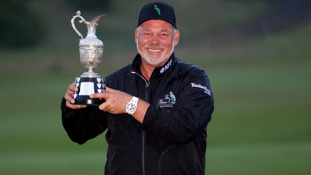 You are currently viewing Darren Clarke wins with 72nd hole birdie