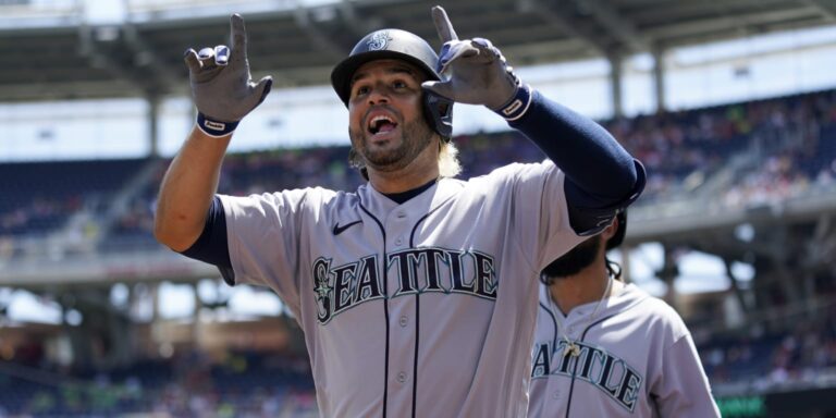 Read more about the article Eugenio Suárez homers in Mariners’ ninth-straight win