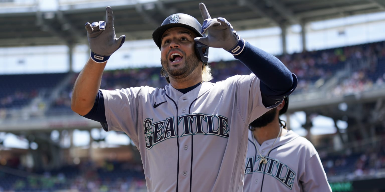You are currently viewing Eugenio Suárez homers in Mariners’ ninth-straight win
