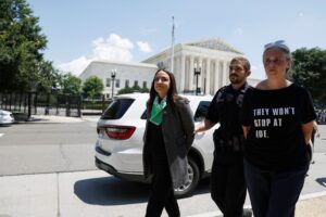 Read more about the article Here’s Why AOC, Omar Were Arrested — But Not Handcuffed — at Abortion-Rights Protest