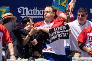 Read more about the article Joey Chestnut bettors refunded after protest stalls hot dog eating contest