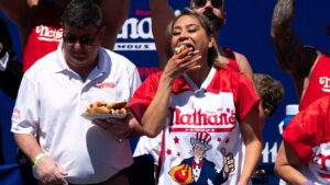 Read more about the article Joey Chestnut wins 2022 Hot Dog Eating Contest, devouring 63 franks