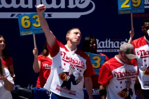 Read more about the article Joey Chestnut wins Nathan’s hot dog eating contest