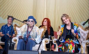 Read more about the article Joni Mitchell Sings at Length at Surprise Newport Folk Festival Show