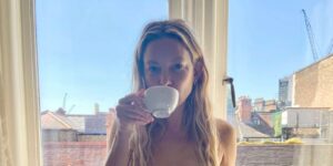 Read more about the article Kate Hudson Shares Topless Photo Sipping Coffee, Brother Oliver Reacts