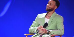 Read more about the article Kevin Hart advised Steph Curry to utter hilarious ‘proud daddy’ of Celtics line