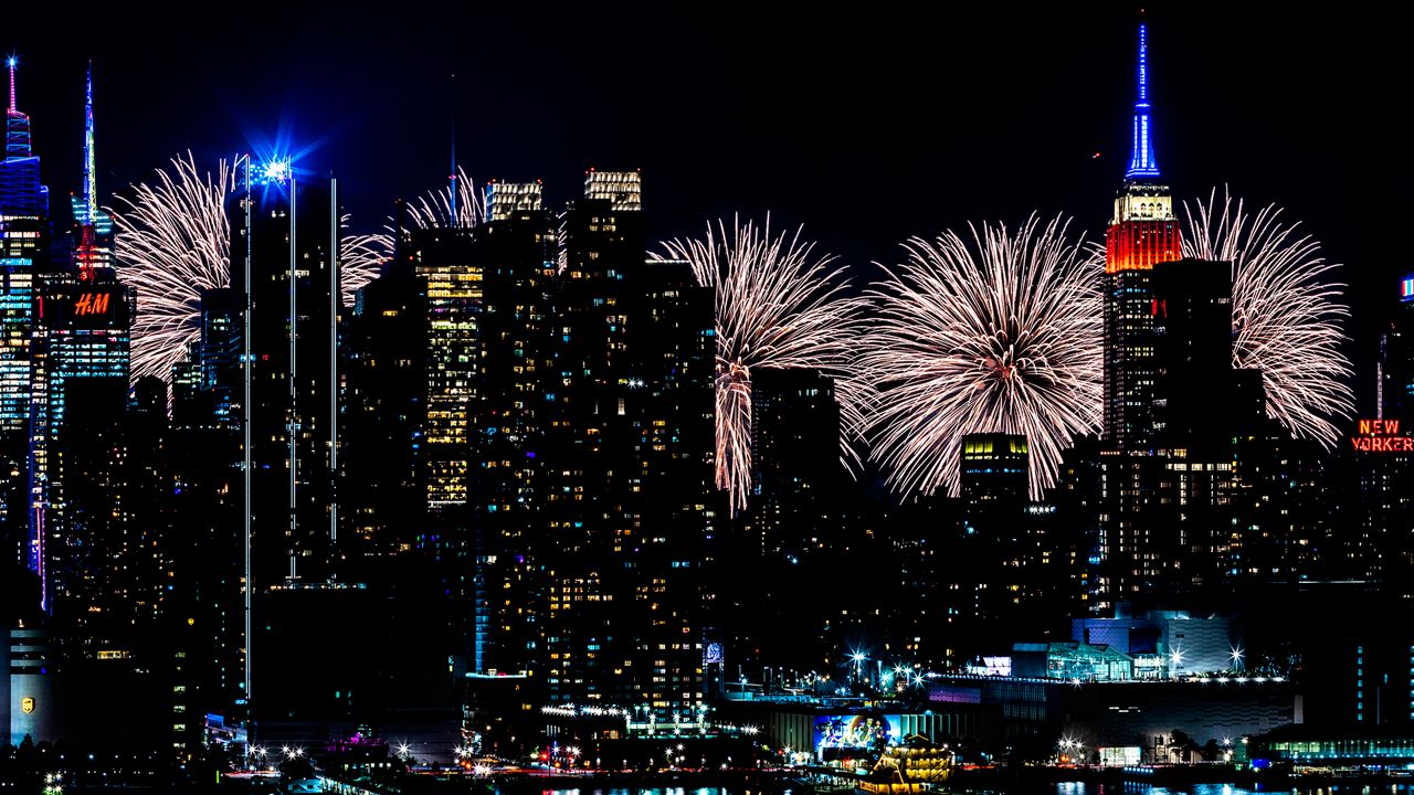 You are currently viewing Macy’s 4th of July Fireworks show lights up NYC sky