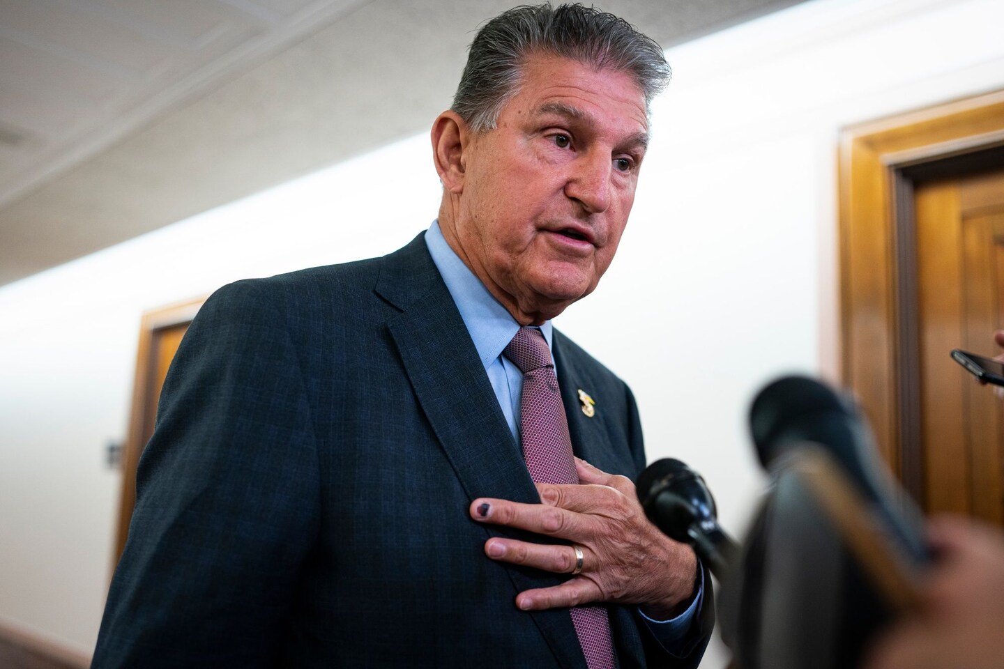 You are currently viewing Manchin says he ‘never walked away’ as Democrats push spending deal