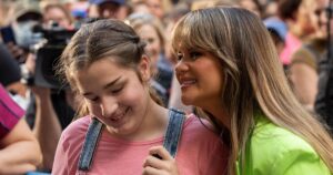 Read more about the article Maren Morris meets one of her biggest fans, who is blind, on TODAY plaza
