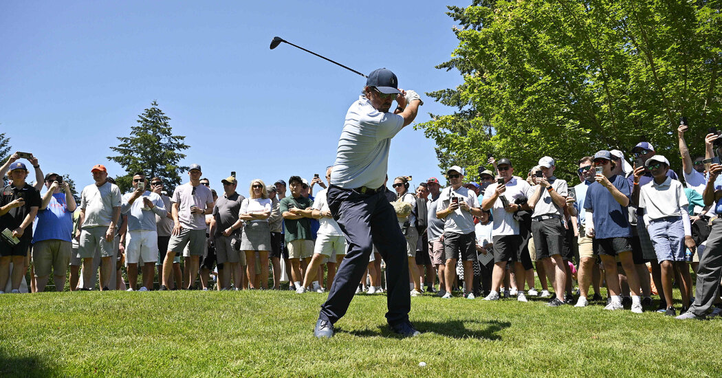You are currently viewing Mickelson and LIV Golf Attract Fans and Anger to Oregon