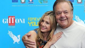 Read more about the article Mira Sorvino leads tributes to her late father Paul