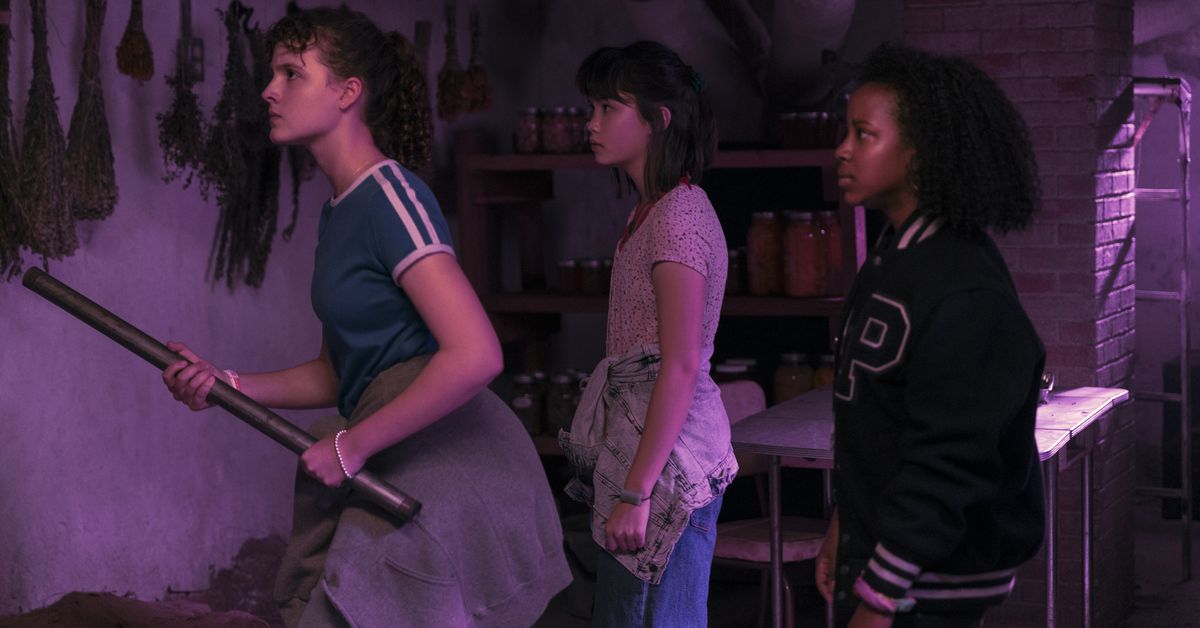 You are currently viewing Paper Girls review: the Amazon series takes too long to get fun and weird
