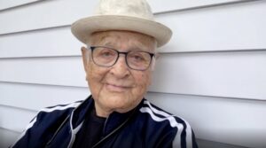 Read more about the article TV legend Norman Lear turns 100, with a song and an Instagram – J.