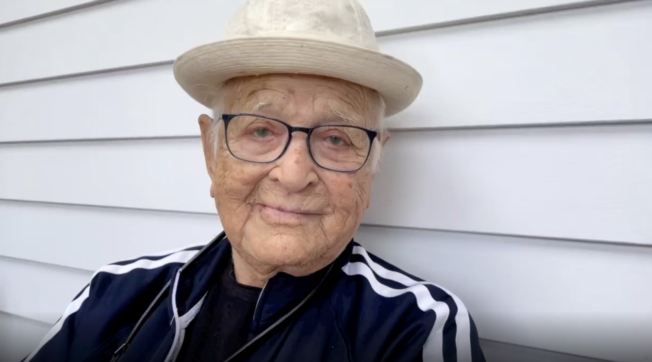 You are currently viewing TV legend Norman Lear turns 100, with a song and an Instagram – J.