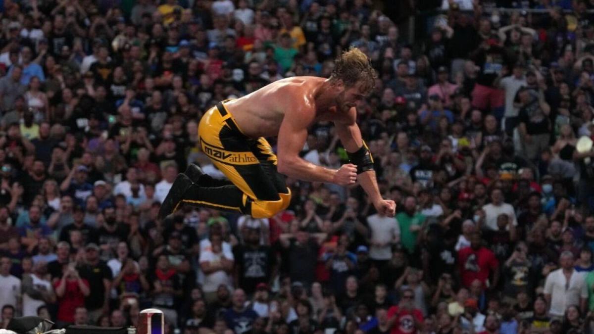 You are currently viewing Watch as Logan Paul skies high for frog splash on The Miz through announce table at WWE SummerSlam